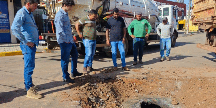 Prefeitura inicia limpeza de bueiros no entorno da Praça da Feira em Cáceres