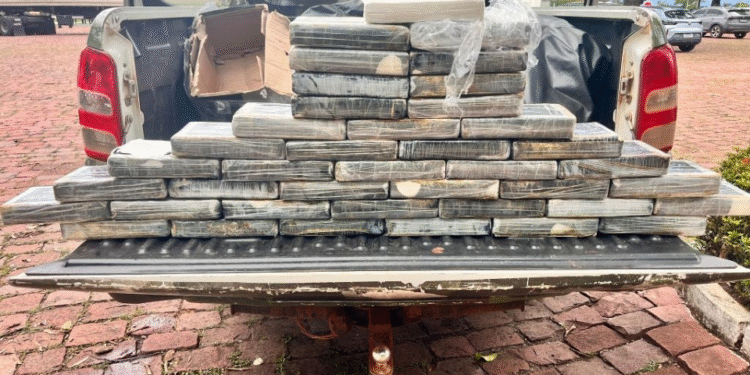 Operação integrada apreende 44 kg de cocaína na BR-070 e prende caminhoneiro