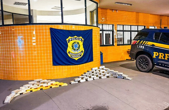 PRF apreende quase 66 kg de drogas durante fiscalização na BR-070 em Barra do Garças