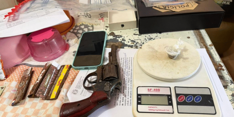 Jovem de 18 anos é preso com arma calibre .38 e droga durante operação da Polícia Civil em Cáceres