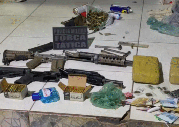 Quatro integrantes de facção morrem em confronto com a Força Tática; arsenal com dois fuzis é apreendido