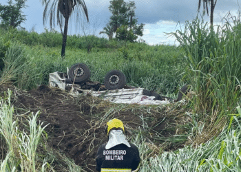 Caminhão sai da pista na Serra do Cacho e deixa passageiro ferido na BR-174
