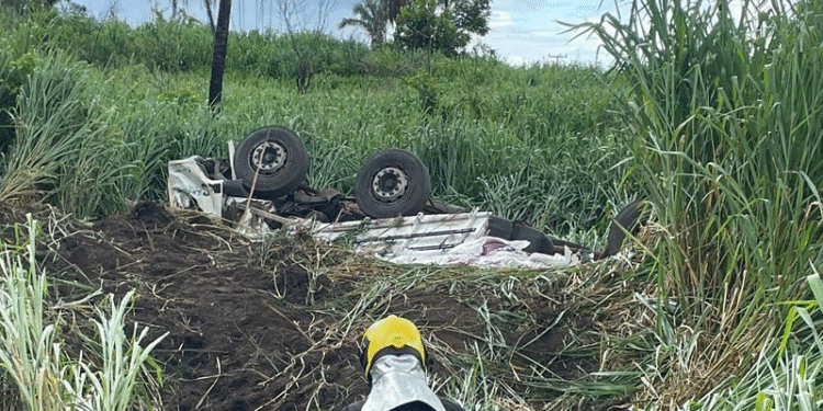 Caminhão sai da pista na Serra do Cacho e deixa passageiro ferido na BR-174