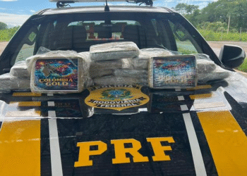 PRF de Cáceres intercepta carregamento de skunk em ônibus na BR-070 durante Operação Carnaval