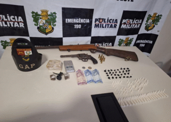 PM apreende 119 porções de drogas e armas de fogo em Lambari D’Oeste
