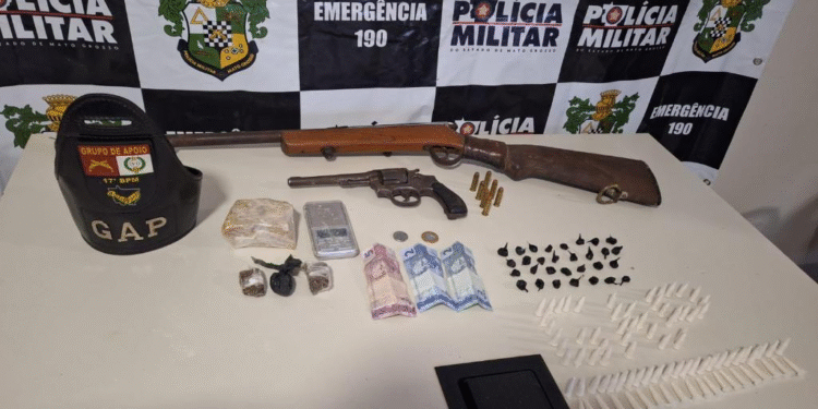 PM apreende 119 porções de drogas e armas de fogo em Lambari D’Oeste