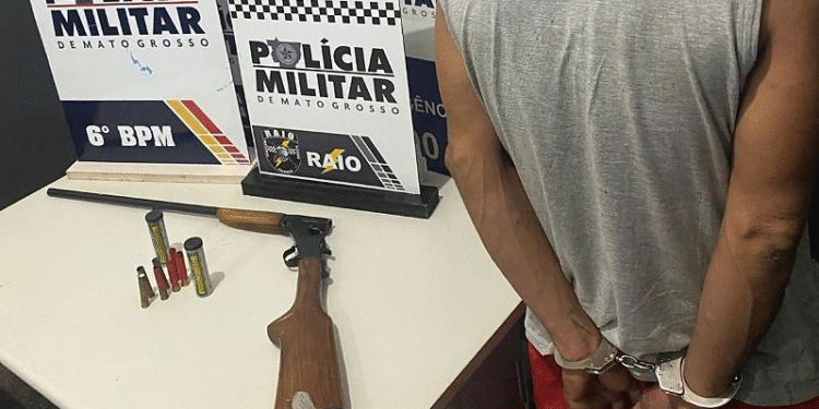 Homem é preso pela equipe RAIO após ameaçar namorada com arma de fogo em Cáceres