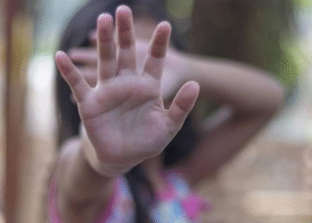 Suspeito de 15 anos é detido após invadir residência e tentar abusar de irmãs de 11 e 12 anos; menor alegou ser faccionado