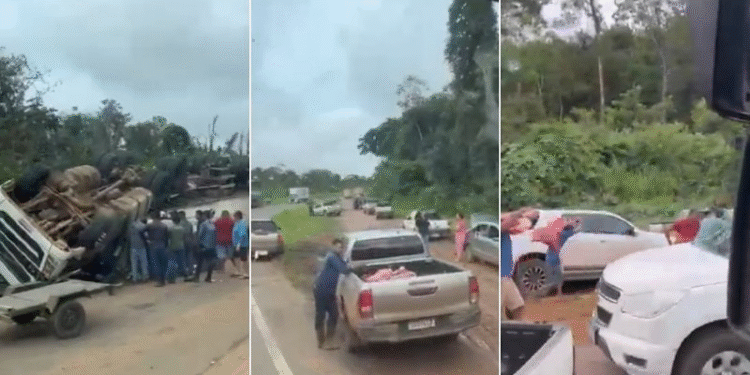 Vídeo mostra carga de carne sendo saqueada após tombamento de caminhão na MT-235