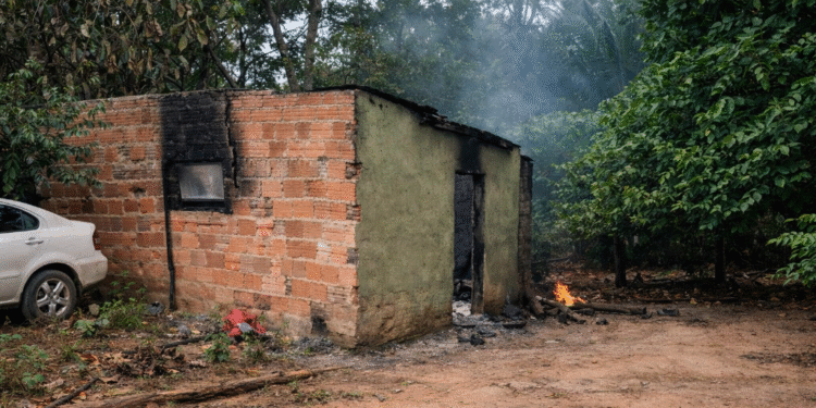 Homem é preso suspeito de incendiar residência após discussão em MT