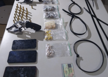 Polícia apreende armas e grande quantidade de drogas após disparos em residência