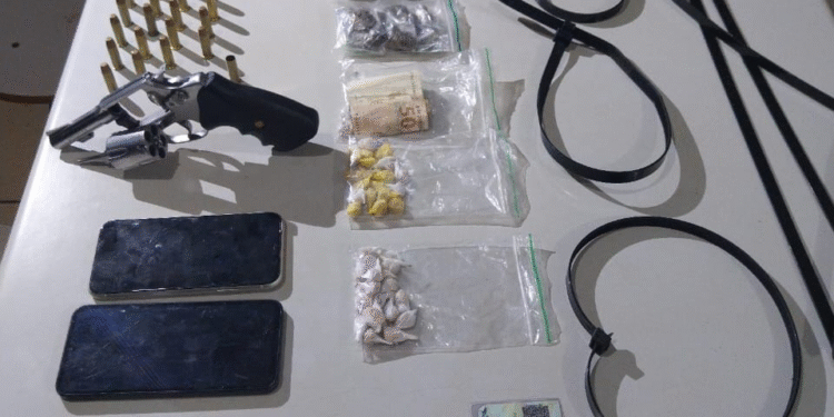 Polícia apreende armas e grande quantidade de drogas após disparos em residência