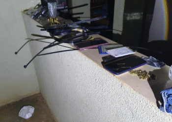 Polícia Civil e Militar desarticulam ponto de venda de drogas e apreendem armas em Vila Bela