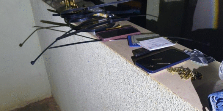 Polícia Civil e Militar desarticulam ponto de venda de drogas e apreendem armas em Vila Bela