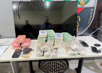 Polícia apreende mais de 29 kg de drogas escondidas em fundo falso de carro e prende três suspeitos