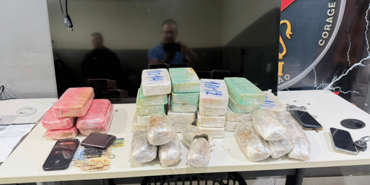 Polícia apreende mais de 29 kg de drogas escondidas em fundo falso de carro e prende três suspeitos