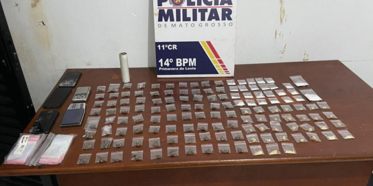 Polícia Militar apreende 134 porções de drogas e prende casal por tráfico em Primavera do Leste