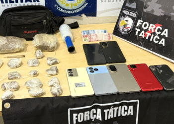 Força Tática prende três suspeitos e apreende porções de maconha e celulares em Cuiabá