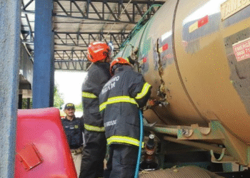 PRF e Bombeiros rasgam tanque de piche e apreendem 250 tabletes de cloridrato de cocaína em Cáceres