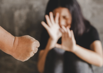 Mulher denuncia padrasto após ser enforcada e ameaçada durante briga familiar em Sinop