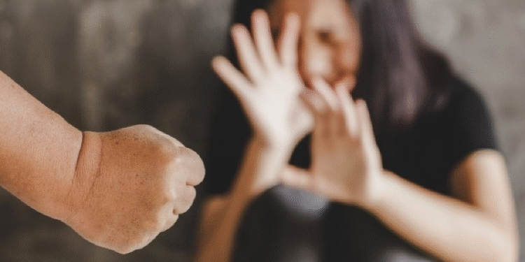 Mulher denuncia padrasto após ser enforcada e ameaçada durante briga familiar em Sinop