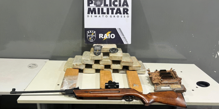 Adolescente é apreendido com 18 tabletes de drogas e arma durante ação da Polícia Militar em Várzea Grande