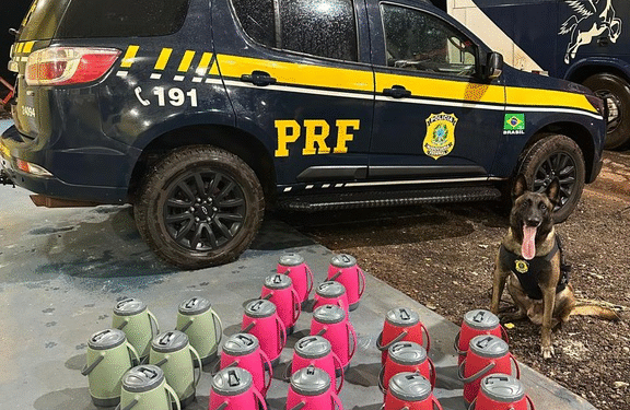 PRF apreende mais de 10 kg de drogas escondidas em garrafas térmicas dentro de ônibus em MT